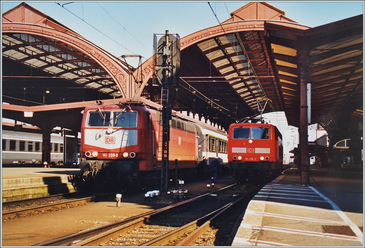 Weitere zwei Farbvarianten zeigen die beiden DB AG 181 209-9 und 216-3 in Strasbourg. 

Analogbild vom März 2000