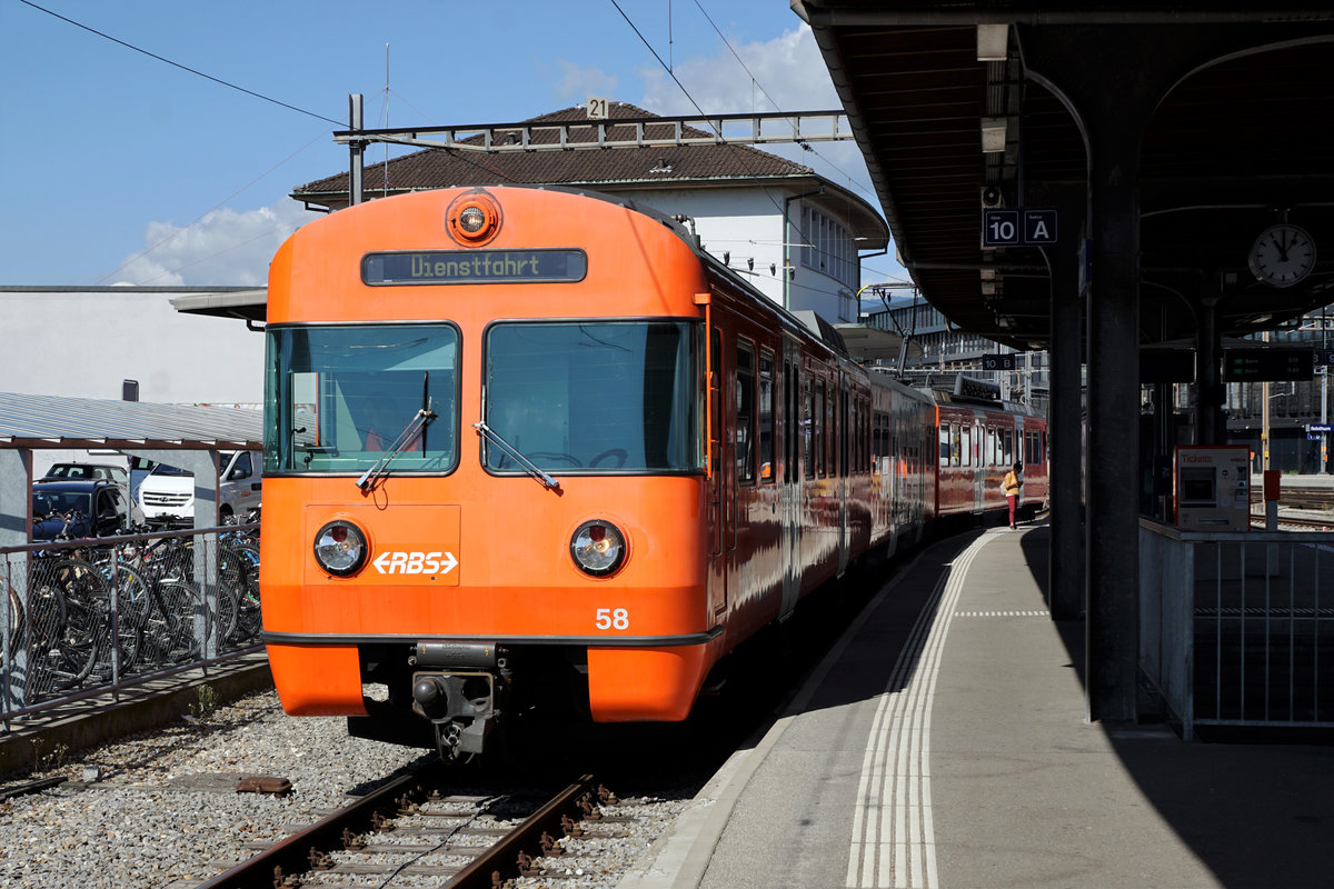 WEITERES MANDARINLI VERLÄSST DIE S-BAHN-FLOTTE VOM RBS.
Letzte Fahrt für den Be 4/12 55.
Am 14. August 2019 fand die Überführung mit dem Be 4/12 58 von Worblaufen nach Solothurn statt.
Be 4/12 58 als Dienstzug in Solothurn für die Rückfahrt nach Worblaufen bereit.
Foto: Walter Ruetsch 