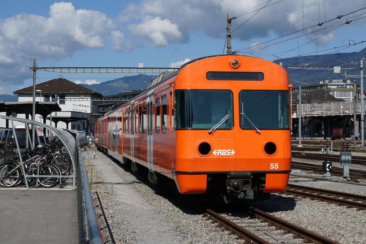 WEITERES MANDARINLI VERLÄSST DIE S-BAHN-FLOTTE VOM RBS.
Letzte Fahrt für den Be 4/12 55.
Am 14. August 2019 fand die Überführung mit dem Be 4/12 58 von Worblaufen nach Solothurn statt.
Kaum in Solothurn angekommen, ab aufs Abstellgeleise für immer.
Foto: Walter Ruetsch 