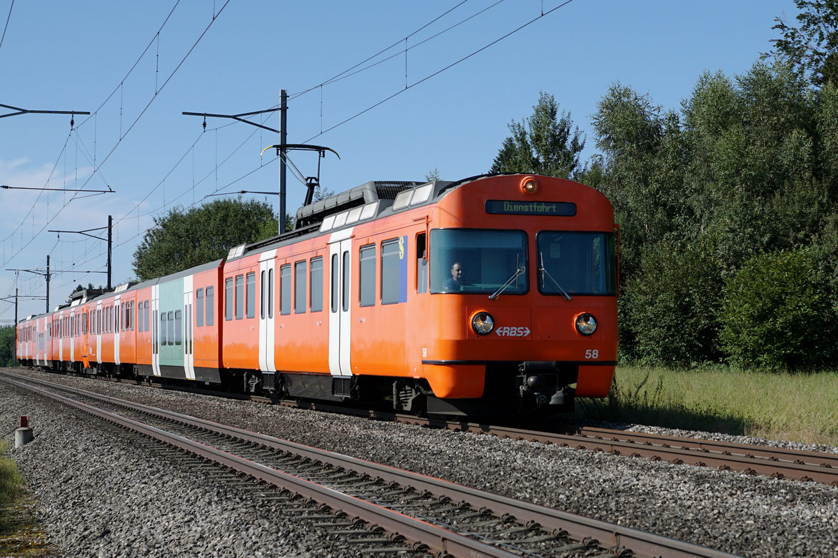 WEITERES MANDARINLI VERLÄSST DIE S-BAHN-FLOTTE VOM RBS.
Letzte Fahrt für den Be 4/12 55.
Am 14. August 2019 fand die Überführung mit dem Be 4/12 58 von Worblaufen nach Solothurn statt.
Während der Abschiedsfahrt zwischen Schalunen und Bätterkinden.
Foto: Walter Ruetsch 