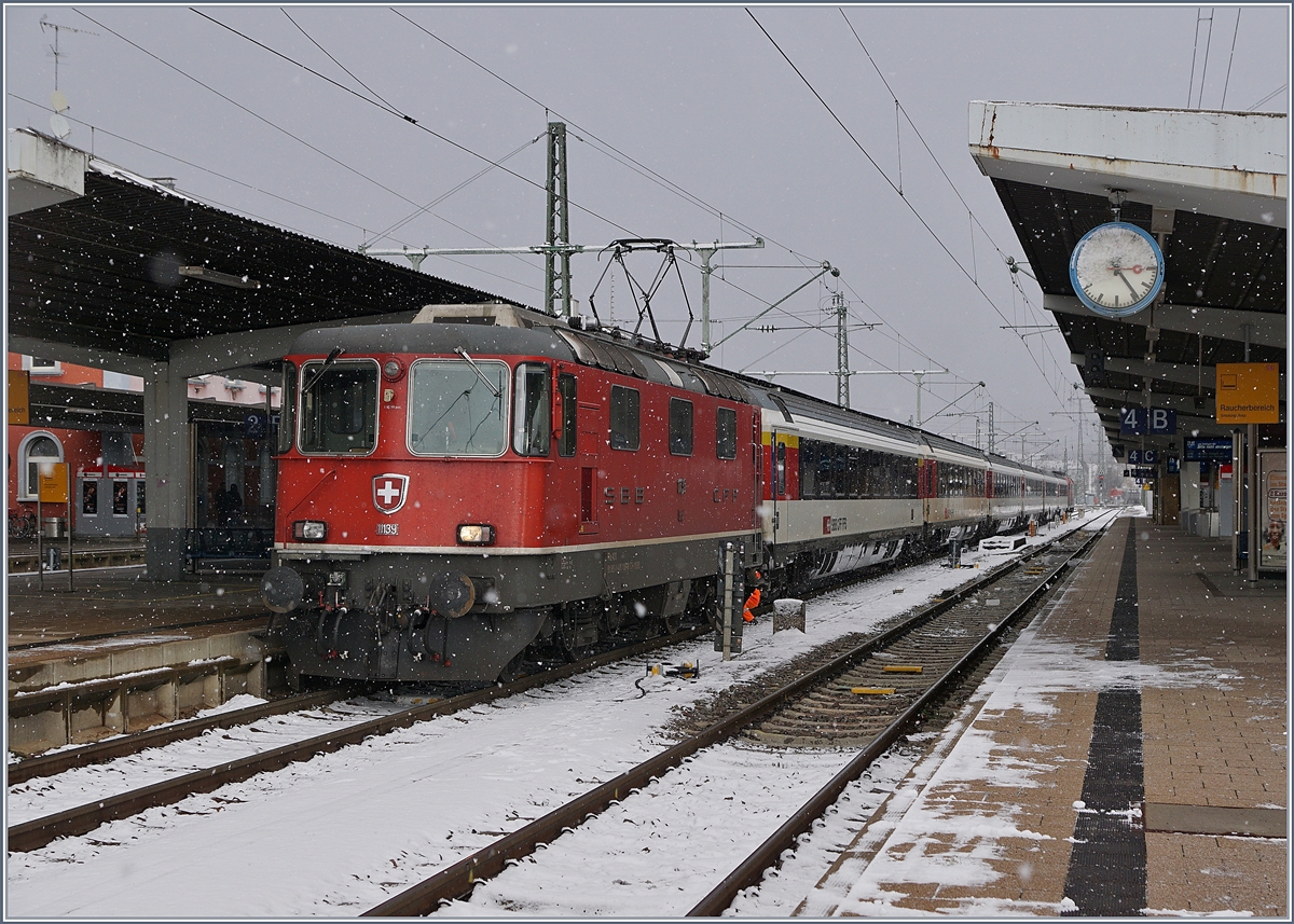 Weiterhin im Einsatz verbleiben die Re 4/4 II auf den Strecken Zürich - Chur/Buchs und Zürich - Singen. In Singen hat die SBB SBB Re 4/4 II 11139 einen IC von Stuttgart übernommen und wartet nun auf die Abfahrt nach Zürich.

9. Dezember 2017