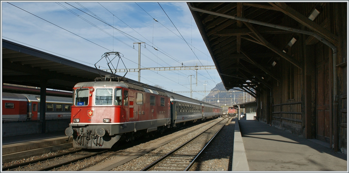 Weiterhin im Einsatz verbleiben die Re 4/4 II auf den Strecken Zürich - Chur/Buchs und Zürich - Singen. Im Bild erreicht die SBB Re 4/4 II 11124 mit ihrem REX von St.Gallen nach Chur den Bahnhof Landquart. Zwischenzeitlich sind diese Leistungen an die RABe 511 und anschliessend an die RABe 502 übergegangen.  

1. Dezember 2011