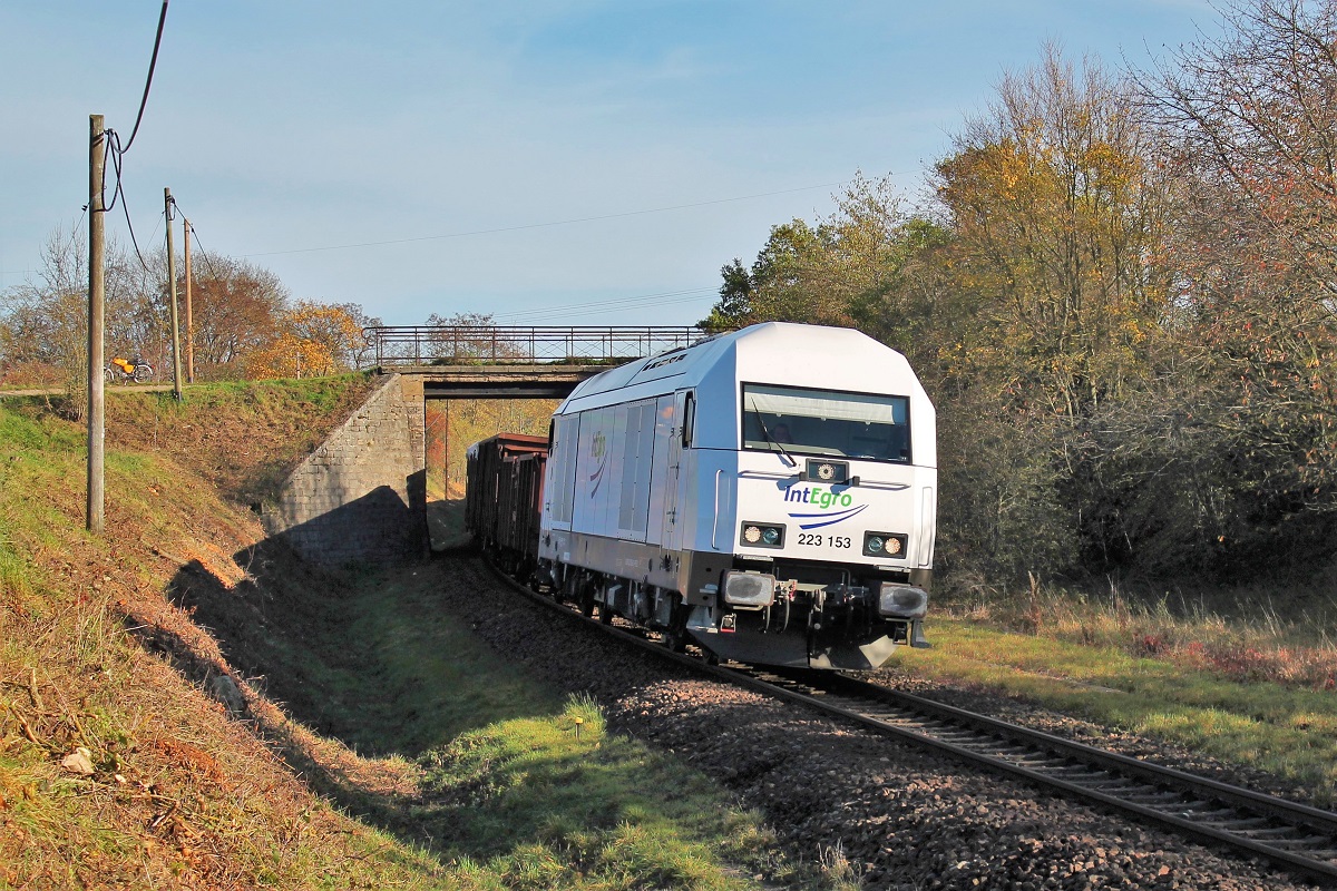 Weiterhin für das Stahlwerk Thüringen (SWT) im Einsatz ist die Press/InteEgro-223 153 (92 80 1 223 153-8 D-PRESS). Hier am 11.11.2022 mit dem täglichen Schrott von Cheb (Cz) nach Könitz an der Landwirtschaftsbrücke zwischen Oppurg und Pößneck