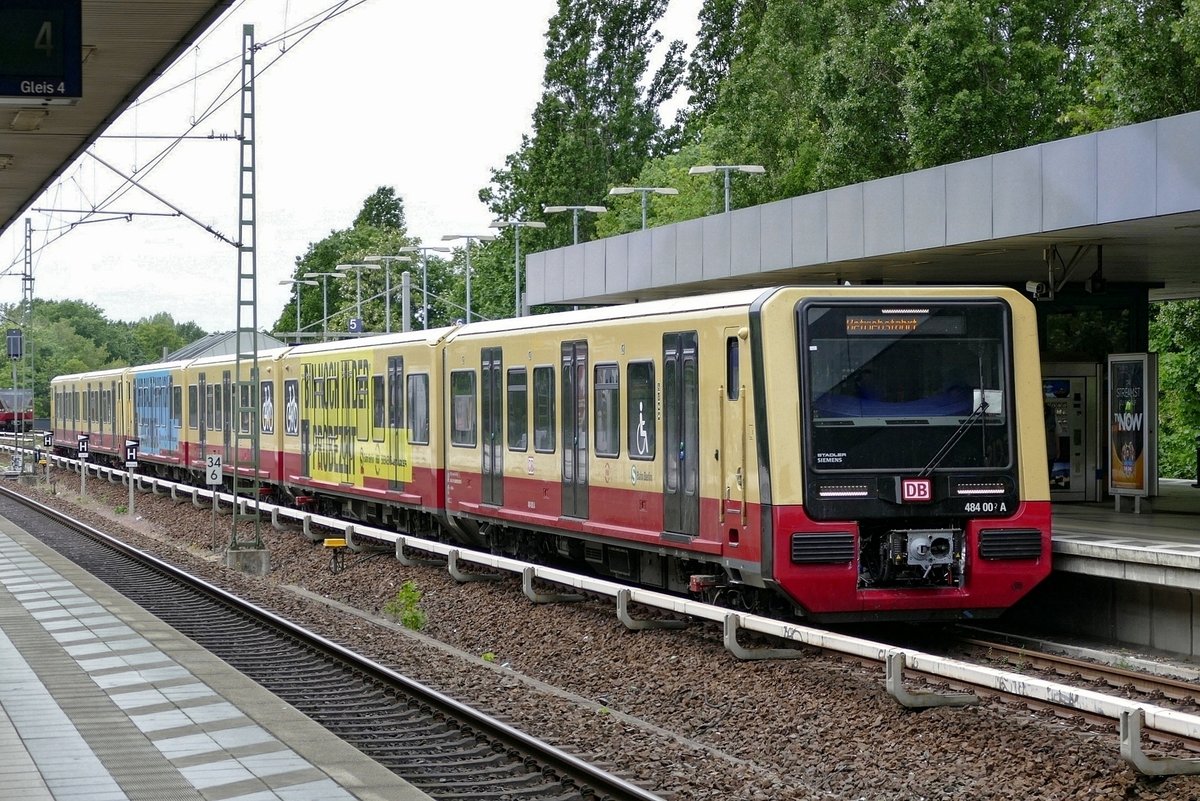 Weiterhin im Testbetrieb der S -Bahn Berlin S41 Ring, die BR 483 /484 00? A, hier während der Durchfahrt, durch den S-Bahnhof von Jungfernheide. Berlin im Mai 2020.