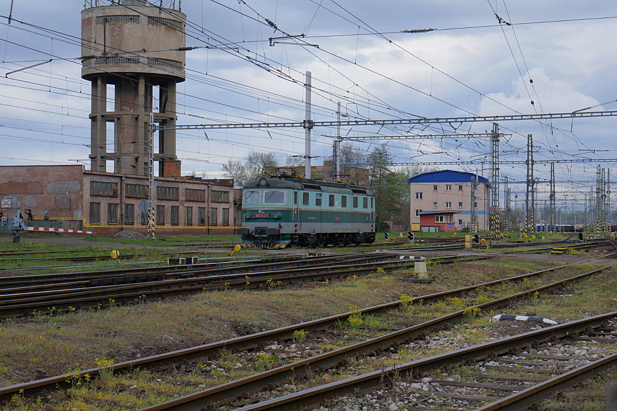 Weitläufig ausgedehnt sind die Bahnanlagen in Cierna nad Tisou an der Grenze zur Ukraine. Grund ist die größere Spurweite (und das erheblich größere Lichtraumprofil) in der Ukraine und in Rußland. Die elelktrische Lokomotive 183 042 der ZSSK verliert sich geradezu in den Bahnanlagen.
17. April 2019, Cierna nad Tisou (Kosice)