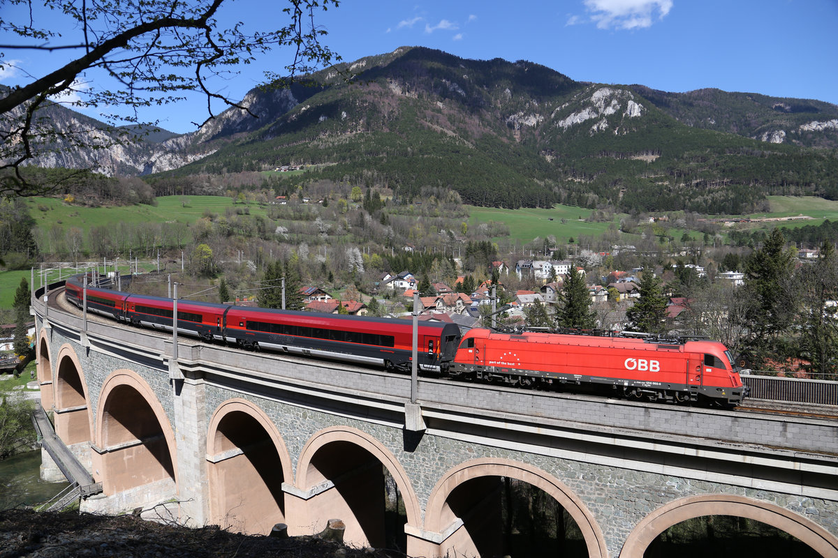 Weitwinkel-Aufnahme des RJ-133 mit 1216.002 der gerade den Schwarzatal-Viadukt rund um Payerbach überquert. 13.4.18