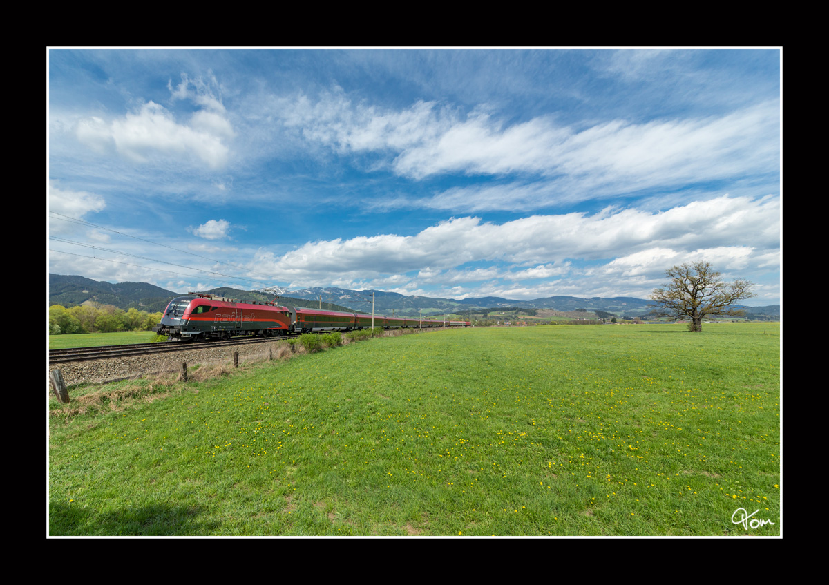Weitwinkelaufnahme von der 1116 238, welche mit einem railjet von Mürzzuschlag nach Villach Hbf. fährt.
St.Margarethen 17_04_2016