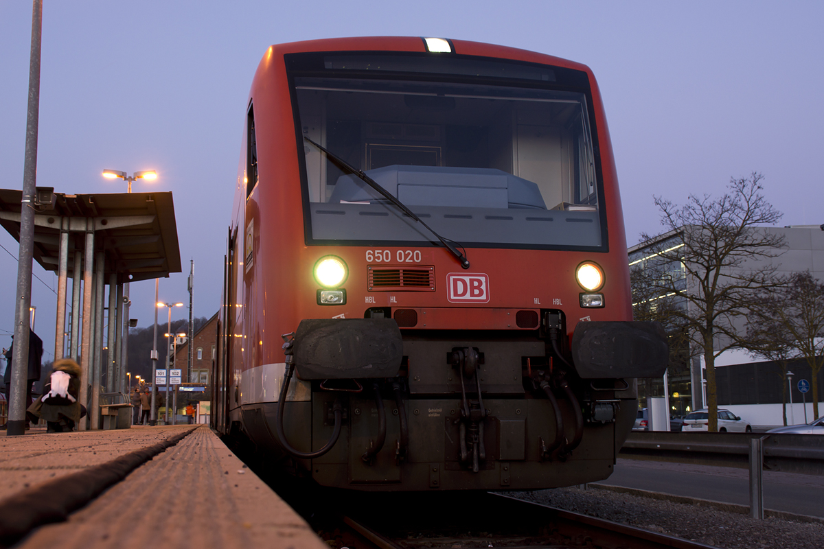 Weitwinkelaufnahme eines Regio-Shuttles der Ammertalbahn. Hier wird 650 020-1 am 09.03.2014 in wenigen Minuten den Bahnhof Herrenberg in Richtung Tübingen verlassen.