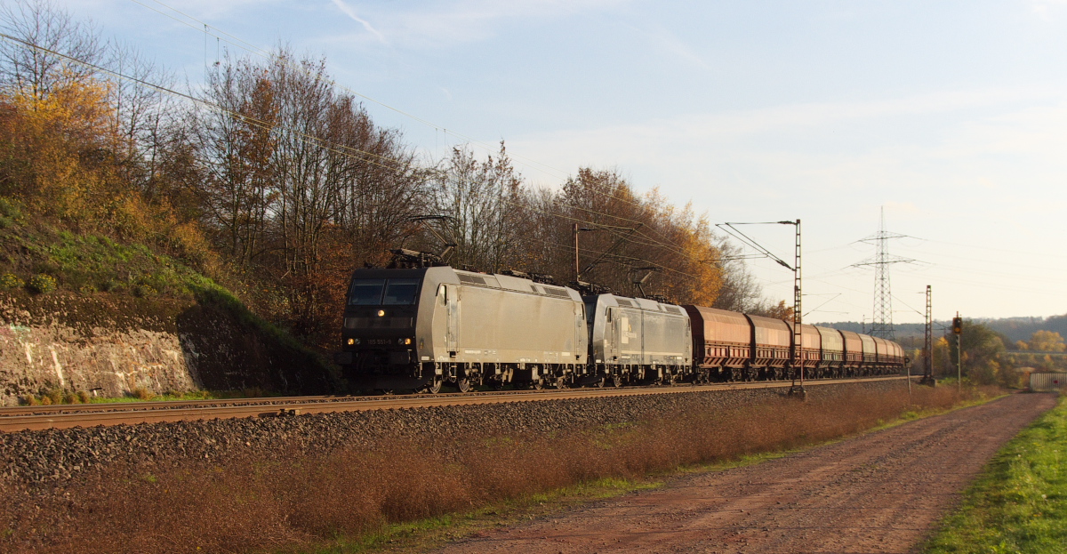 Welch ein himmliches Licht. Am 12.11.2015 war ein tolles Wetter ausschlaggebend an die Strecke zu gehen. 185 551 und eine Schwesterlok bringen ihre leeren Touax Wagen zurück zum Rheinhafen in Duisburg, dort wird Nachschub für die Kohlekraftwerke im Saarland abgeholt. Vielen Dank für den Begrüßungspfiff - Bahnstrecke 3230 Saarbrücken - Karthaus beim Kraftwerk Ensdorf