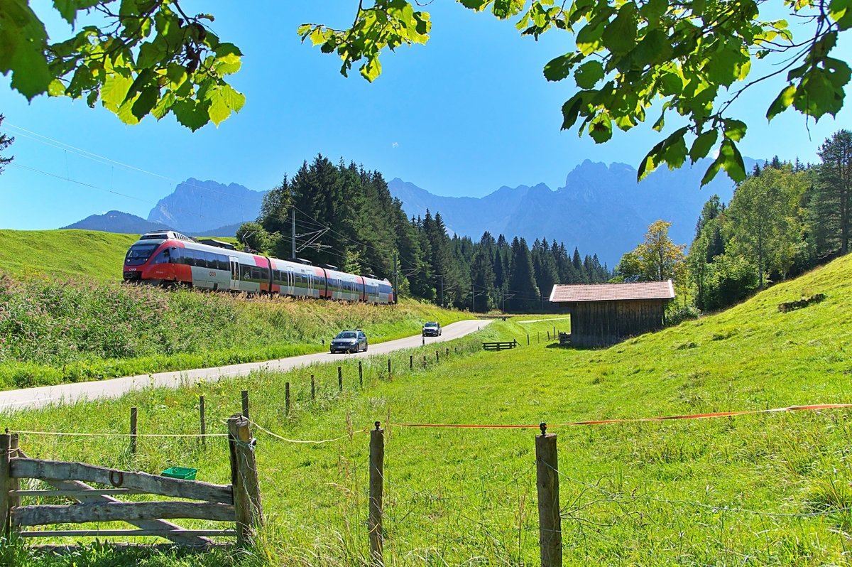 Welch ein Wetter! Da macht es richtig Spaß an die Strecke zu  pilgern .
ÖBB 4024 123-4 ist als REX Innsbruck - Garmisch-Partenkirchen unterwegs.
Nach Überquerung der Schmalenseehöhe geht es nun bergab in Richtung Bahnhof Klais.
Mittenwaldbahn - Strecke 5504 - 08.09.2020