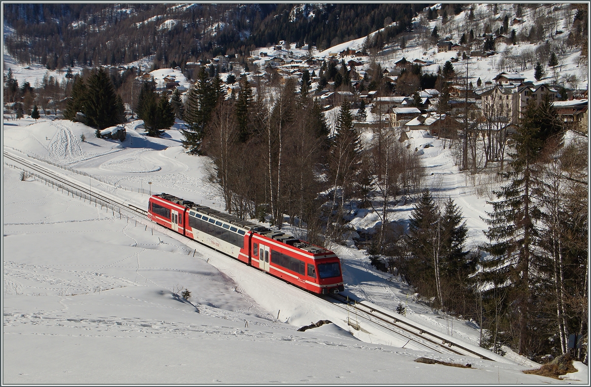 Welch genialer Streich: den SNCF  Triebwagen mit Pantographen zu verkaufen, obwohl die Bahn ausschließlich mit einer Stromversorgung aus Stromschienen fährt...
SNCF TER 18935 kurz vor Vallorcine.
20. Feb. 2015