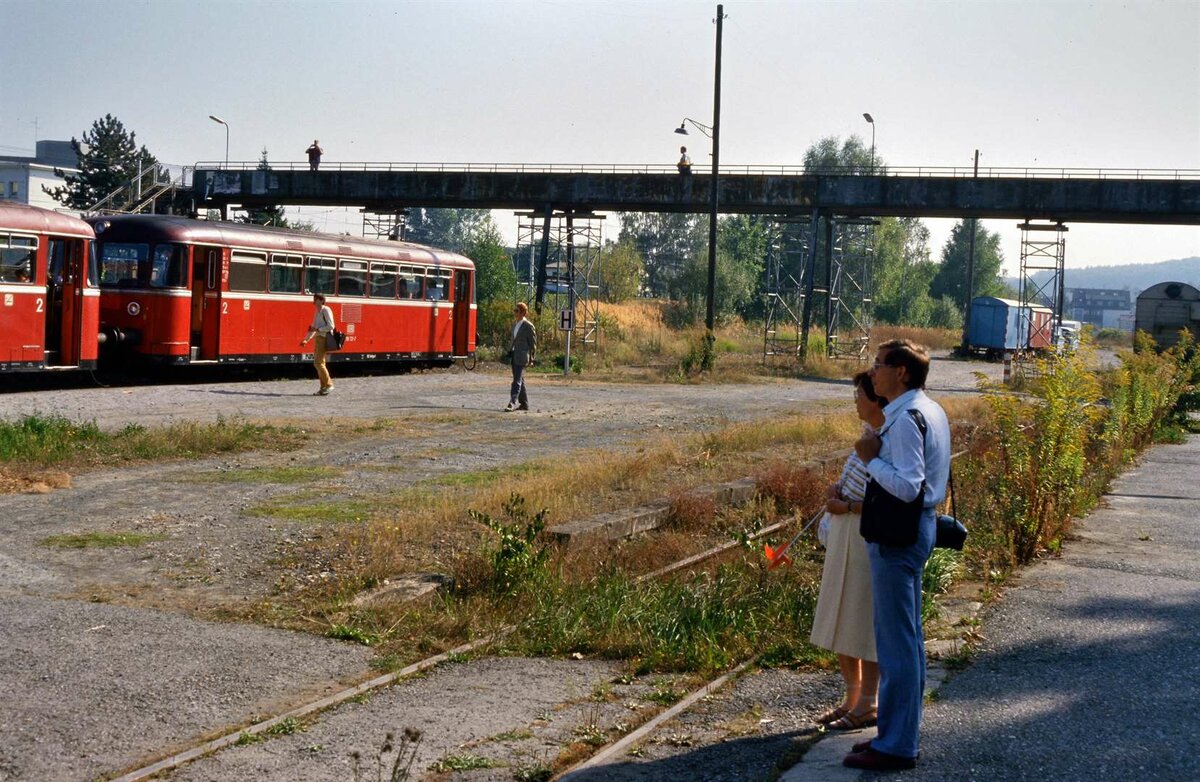 Welch eine sonderbare Stimmung an diesem Herbsttag im Bahnhof Leinfelden! Alle wussten wohl, dass sich diese Sonderfahrt eines Uerdinger Schienenbuszugs auf der früheren DB-Bahnstrecke Stuttgart-Rohr- Filderstadt nicht wiederholen würde. Das Foto entstand am 29.09.1985.