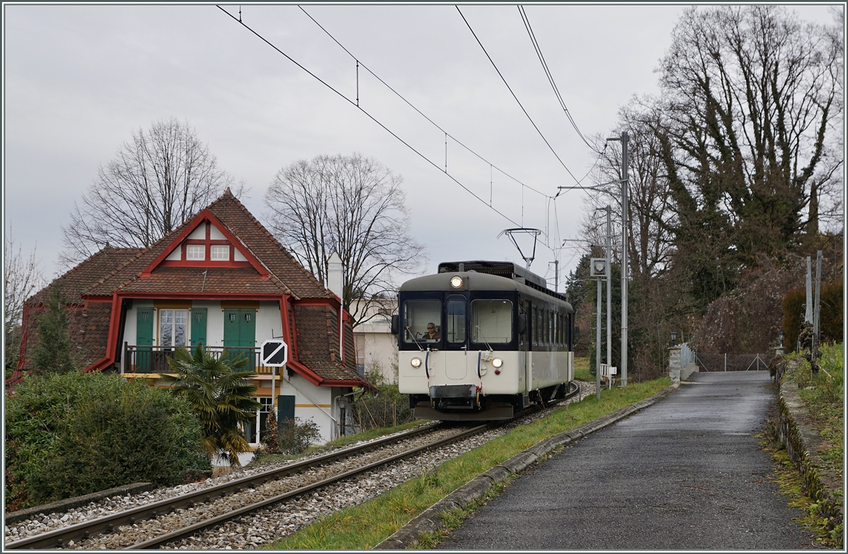 Welch Überraschung! Das ex  Bipperlisi , nun in neuer Farbgebung als Be 4/4 1006, ist im MOB Reisezugsdient, als Regioanlzug 2323 von Sonzier nach Montreux bei der Planchamp unterwegs. 
4. Feb. 2016