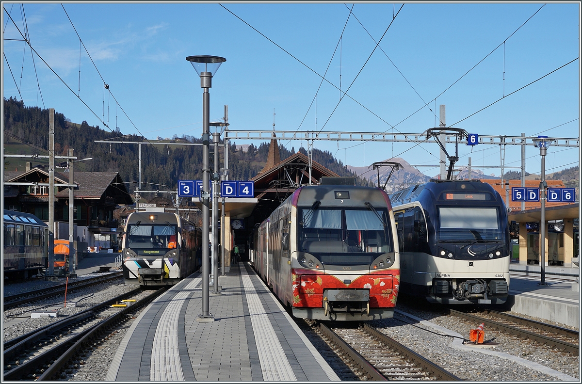Welcher dieser drei Züge wohl in die Lenk fährt? Überraschenderweise ist es nicht einer der beiden  Lenkerpendel  sondern, wie die Zugzielanzeige zeigt (kein  Druckfehler ), ein vierteiliger MOB  Alpina  Zug mit dem ABe 4/4 9302 an der Spitze. 

25. November 2020