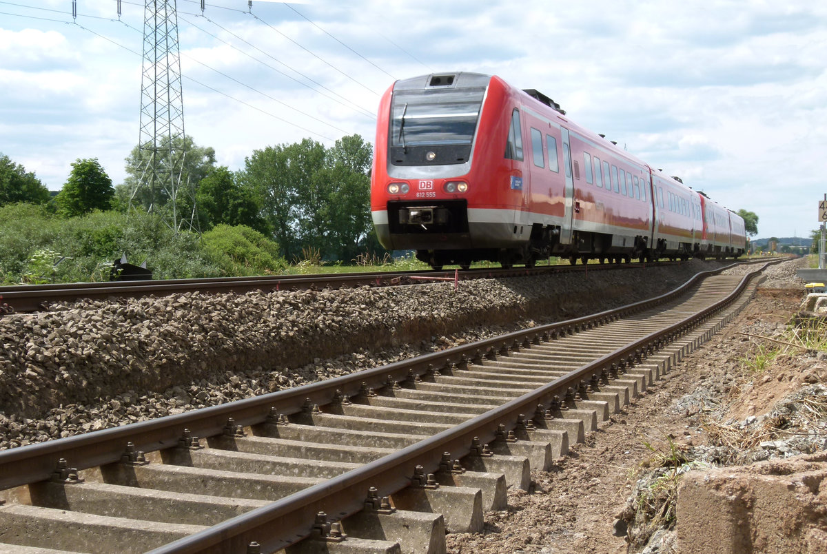 Wellig geht es am 16. Juni 2015 zwischen Hochstadt-Marktzeuln und Kulmbach zu. Der Gleisbauzug hatte heute Weidnitz erreicht. Der alte Schotter ist entfernt und die Regionalbahn nach Neuenmarkt Wirsberg hat klugerweise das rechte Gleis gewählt.
