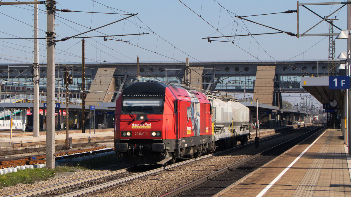 Wels am 10. Oktober 2018. Ein kurzer Zwiebelzug mit 2016 910-9 durchfährt den Bahnhof, wahrscheinlich in Richtung Salzkammergut. 
