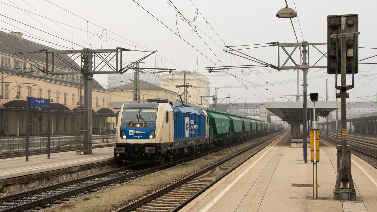 Wels Hbf am 10. Oktober 2018: Die Wiener Lokalbahn ist mit 187 322-3 unterwegs in Richtung Osten. 