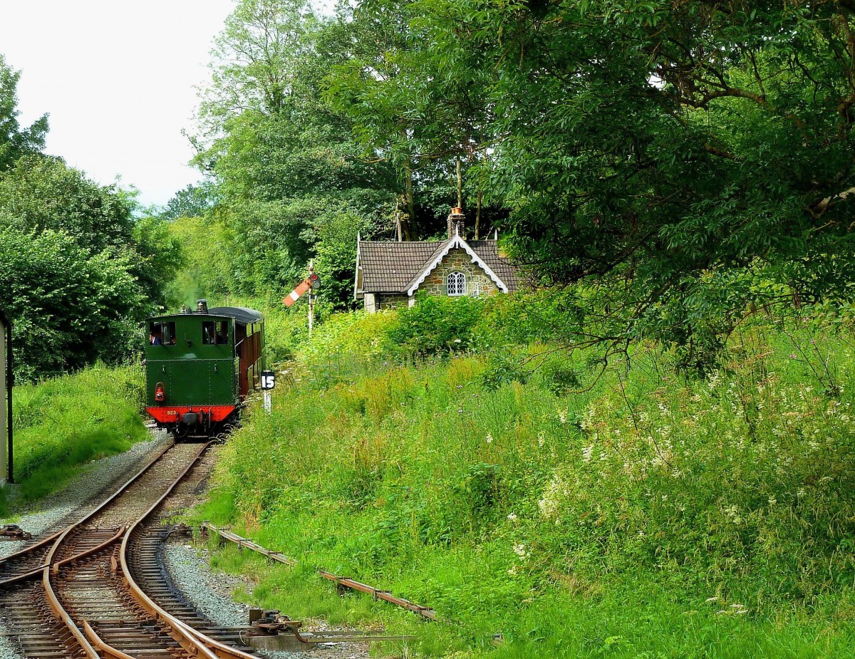 Welshpool and Llanfair Light Railway, Einfahrt eines Zugs mit Lok 823 in Welshpool (Y Trallwng), 12.Juli 2012. 