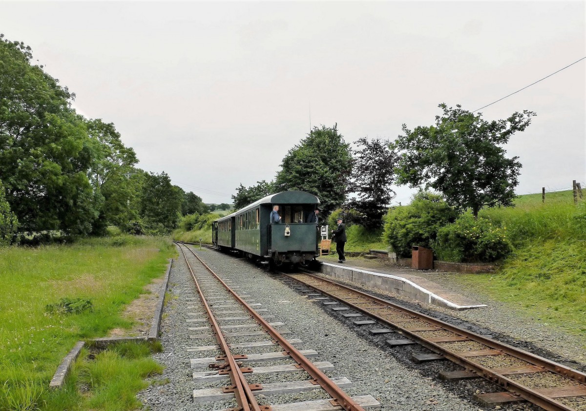 Welshpool and Llanfair Light Railway: Ein Kurzzug in Castle Caereinion mit Lok 823 und den beiden ungarischen Wagen. 12.Juli 2012. 