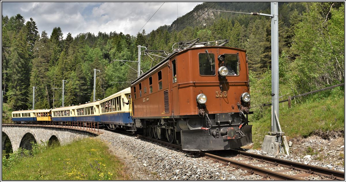 Welterbetag und Bahnfestival in Bergün. Extrazug 2121 mit Ge 4/6 353 auf dem Schmittentobelviadukt. (10.06.2019)