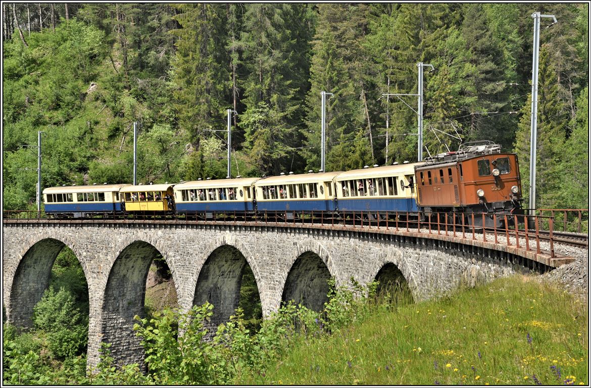 Welterbetag und Bahnfestival in Bergün. Extrazug 2121 mit Ge 4/6 353 auf dem Schmittentobelviadukt. (10.06.2019)