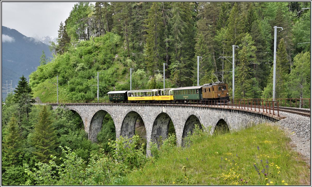 Welterbetag und Bahnfestival in Bergün. Extrazug 2131 mit Ge 2/4 222 auf dem Schmittentobelviadukt. (10.06.2019)
