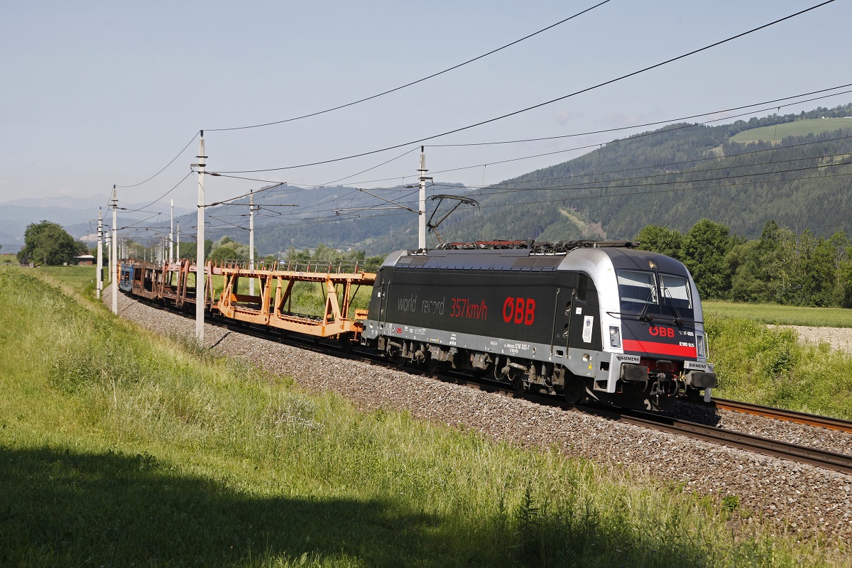 Weltrekordlok 1216 025 mit Güterzug bei Niklasdorf am 20.06.2017.