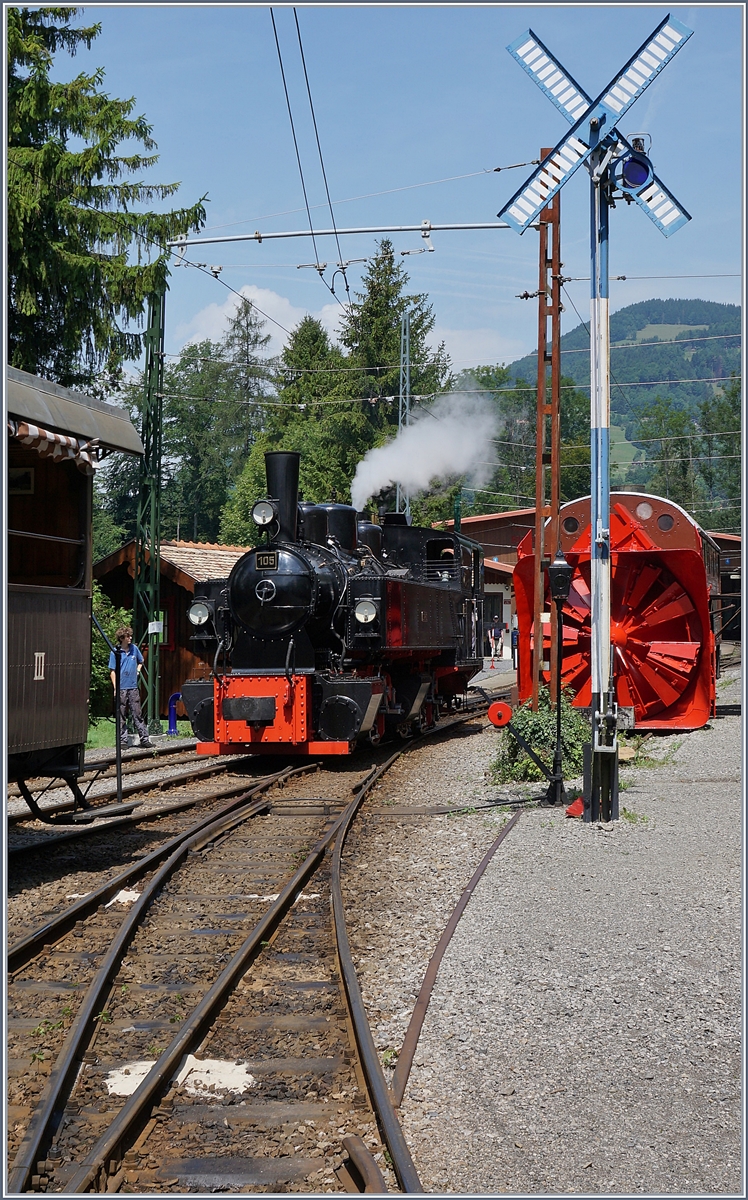 Wem das eine odere andere Bild zu weit bzw. zu nah erscheint, der bekommt mit diesem Bild ein traditionellen Foto-Blick auf die schöne G 2/2/2 105 Dampflok.
Chaulin, den 1. August 2017