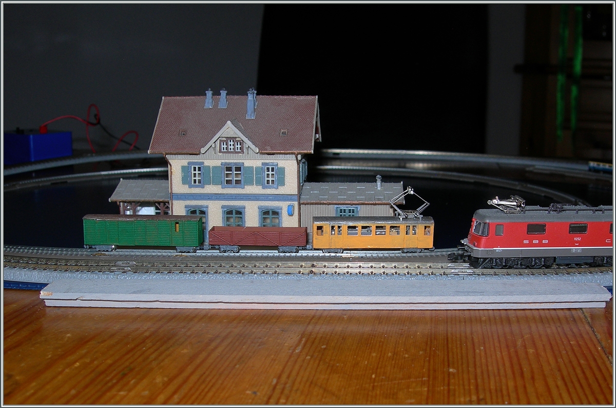 Wem T-Gauge doch zu klein ist, der kann sich jetzt mit Ze (bzw. Zf) beschäftigen.
Mein Schmalspur Gmp auf Testfahrt und als Vergleich eine  grosse  Z Spur Re 4/4 II. 
23. Nov. 2015