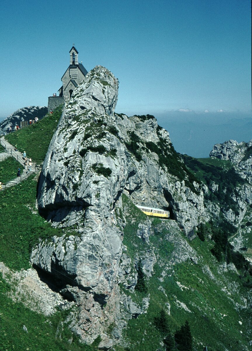 Wendelstein-Zahnradbahn. Letzter kurzer Blick ins Freie, vor Einfahrt in die Bergstation.__16-08-1973