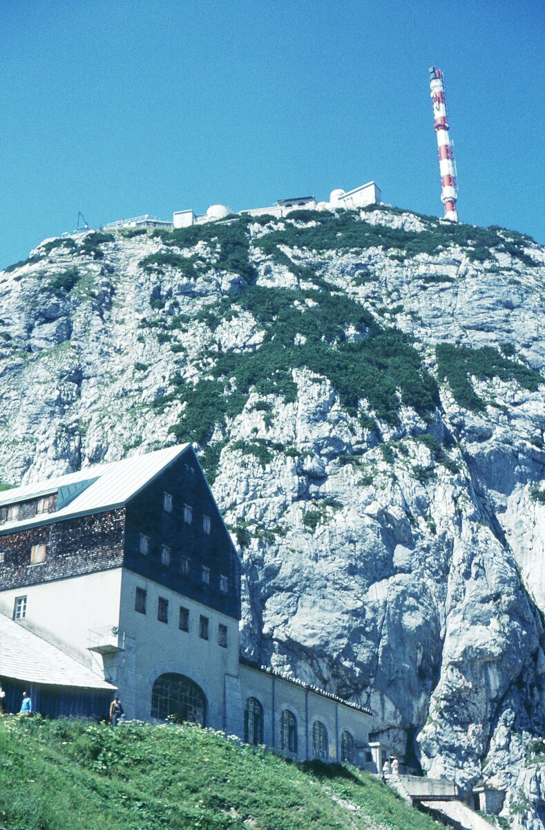 Wendelstein-Zahnradbahn_Bergstation von außen mit Berggipfel__16-08-1973
