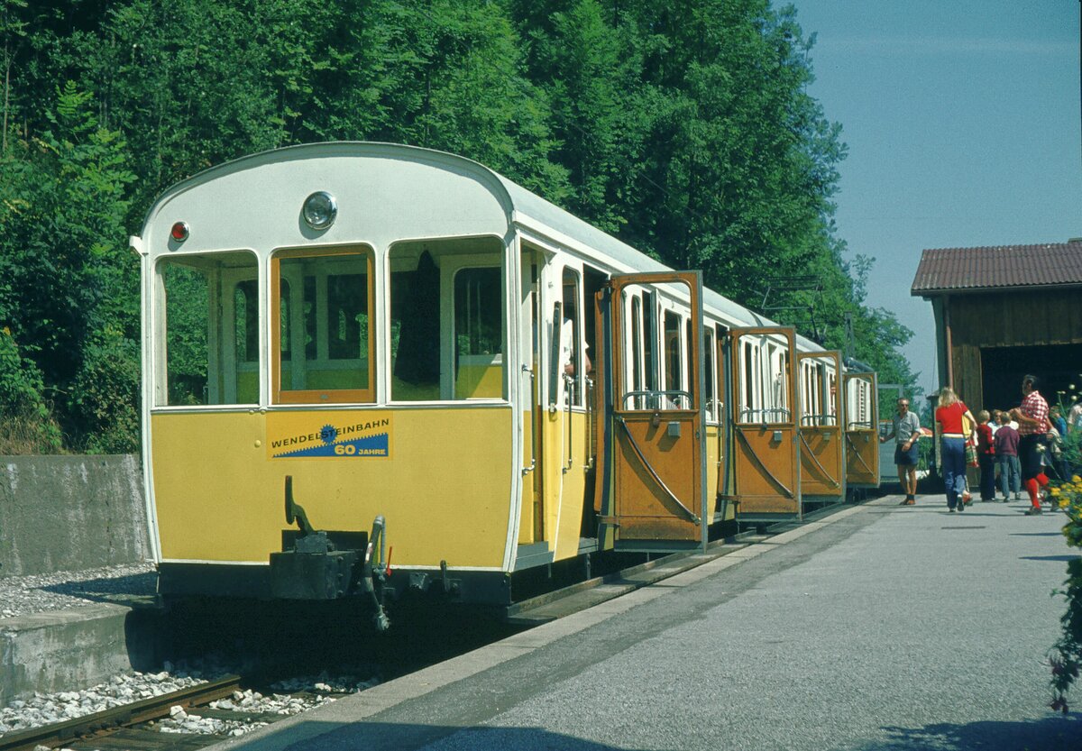 Wendelstein Zahnradbahn__ Bitte einsteigen zur Fahrt auf den Wendelstein !  Abfahrbereiter Zug im Talbhf. Brannenburg-Waching. Da war die Bahn noch 60 Jahre jung, naja, eigentlich schon 61 ...  16-08-1973