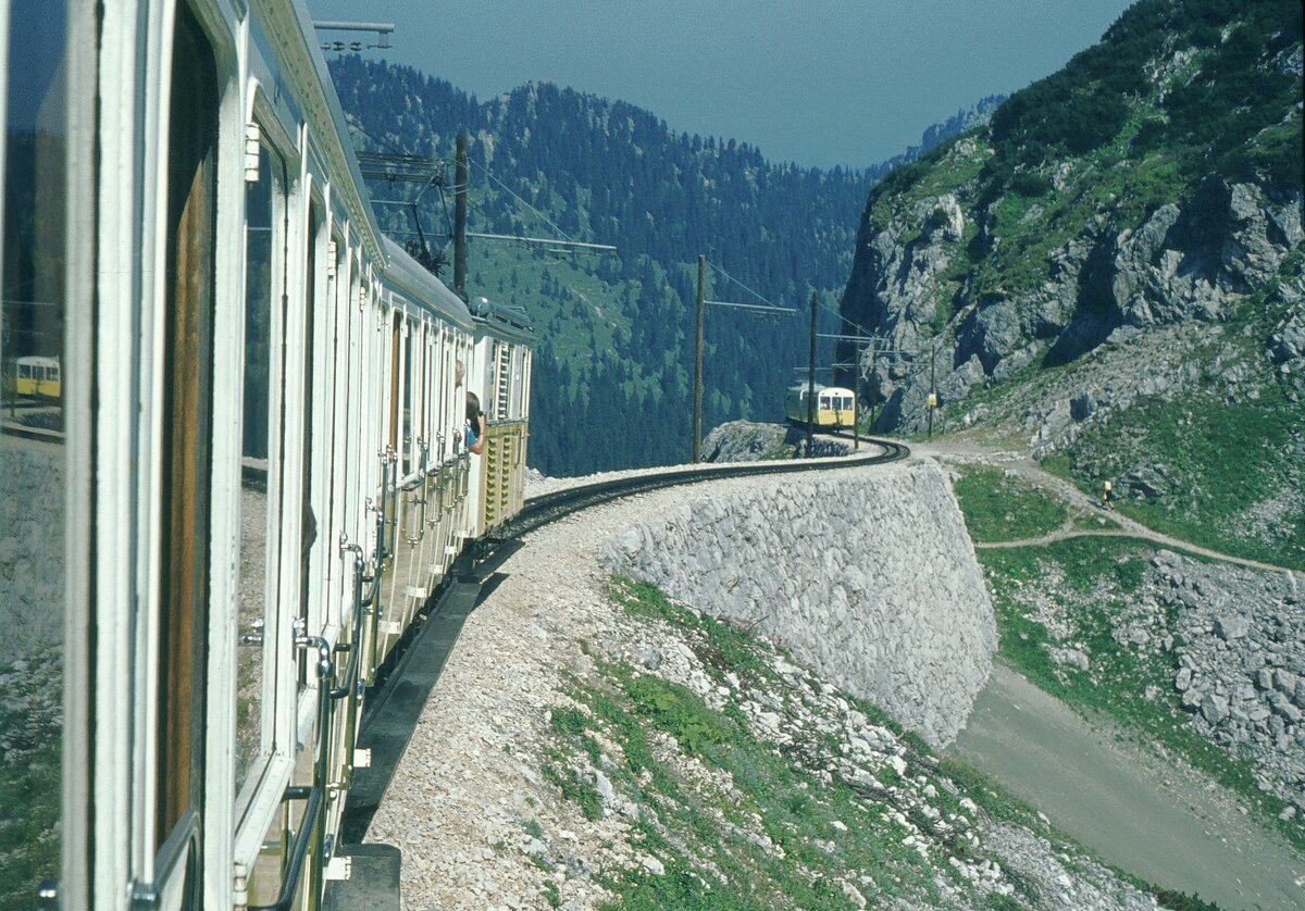 Wendelstein Zahnradbahn__Drei Züge zu sehen, aber einer nur gespiegelt__16-08-1973