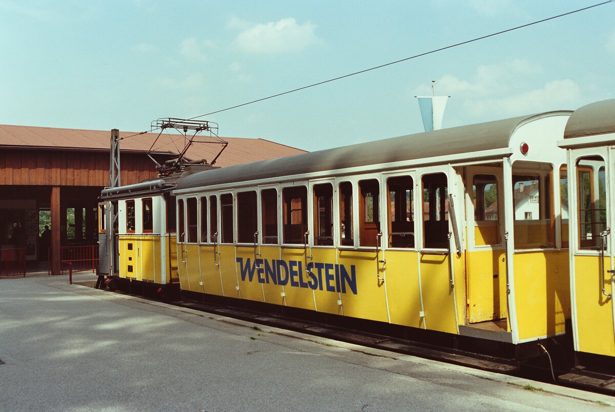 Wendelsteinbahn im Sommer 1984, Talbahnhof Brannenburg-Waching, Zahnradlok Nr.1 und zwei Vorstellwagen in Abteilbauweise. Zahnradlok Nr.1 befindet sich mittlerweile als Ausstellungsst�ck in der Lokwelt Freilassing. 