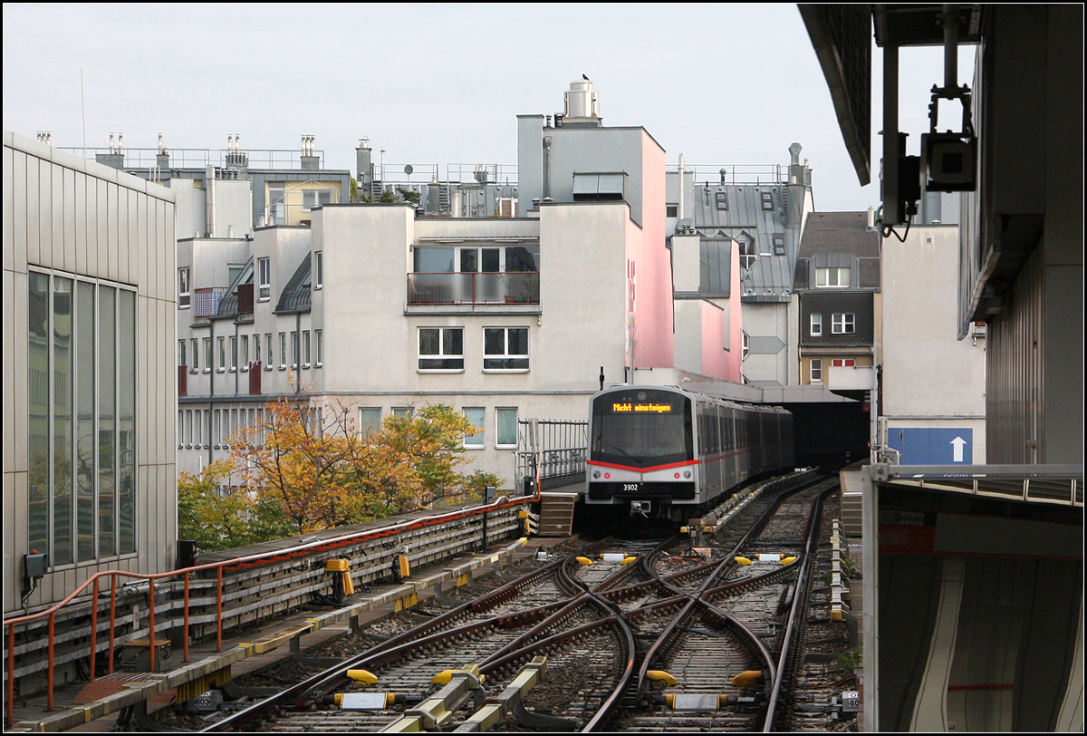 Wenden in Obergeschosshöhe - 

Ein Großteil der Wendeanlage der Wiener U-Bahnlinie U3 in Ottakring liegt auf Höhe der Obergeschosse zwischen den Gebäuden des Blockes zwischen Thalia- und Ottakringer Straße.

Die U3 fährt fast vollständig unteridisch, nur hier in Ottakring und an der Station Erdberg auf der anderen Seite der Innenstadt drückt sie an die Oberfläche.

08.10.2016 (M)

