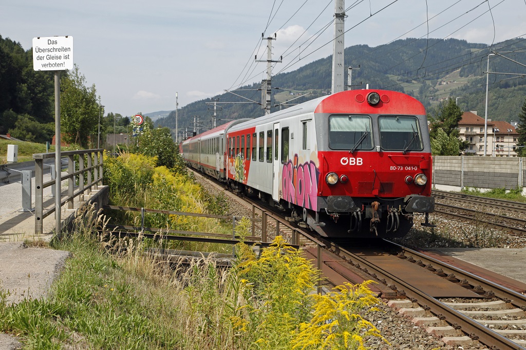 Wendezug 80-73 041 als IC513 (Salzburg-Graz) hat am 23.08.2013 soeben die Abzweigung Bruck/Mur Stadtwald passiert und befindet sich schon am Schleifengleis Richtung Graz.