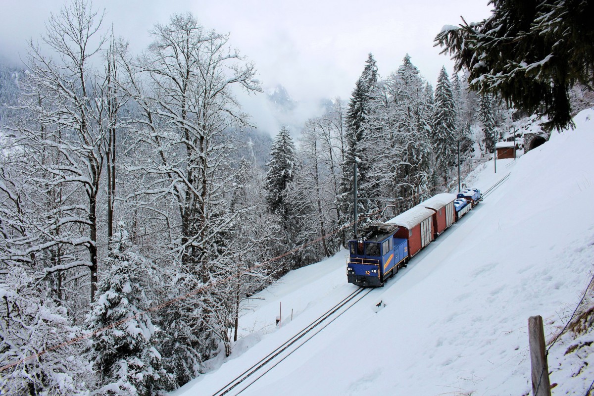 Wengernalpbahn Güterzug mit Lok 32 im Abstieg von Wengen nach Lauterbrunnen. 27.Januar 2015. 