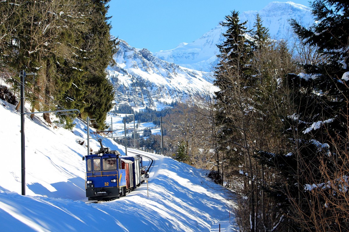 Wengernalpbahn Güterzug mit Lok 32 in Wengwald, 10.Februar 2015. 