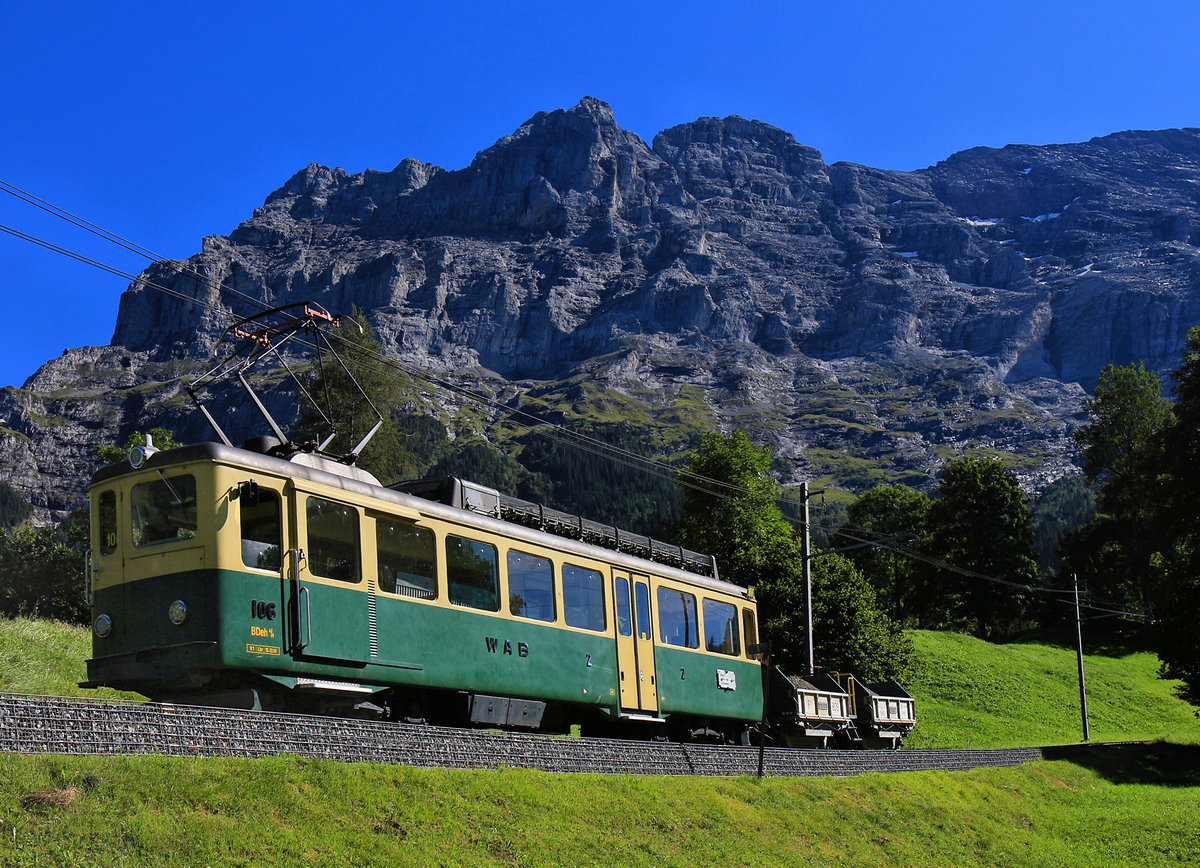 Wengernalpbahn Güterzug mit Triebwagen 106 und dem Doppel-Schotterwagen 809 oberhalb Grindelwald, 3.September 2019 