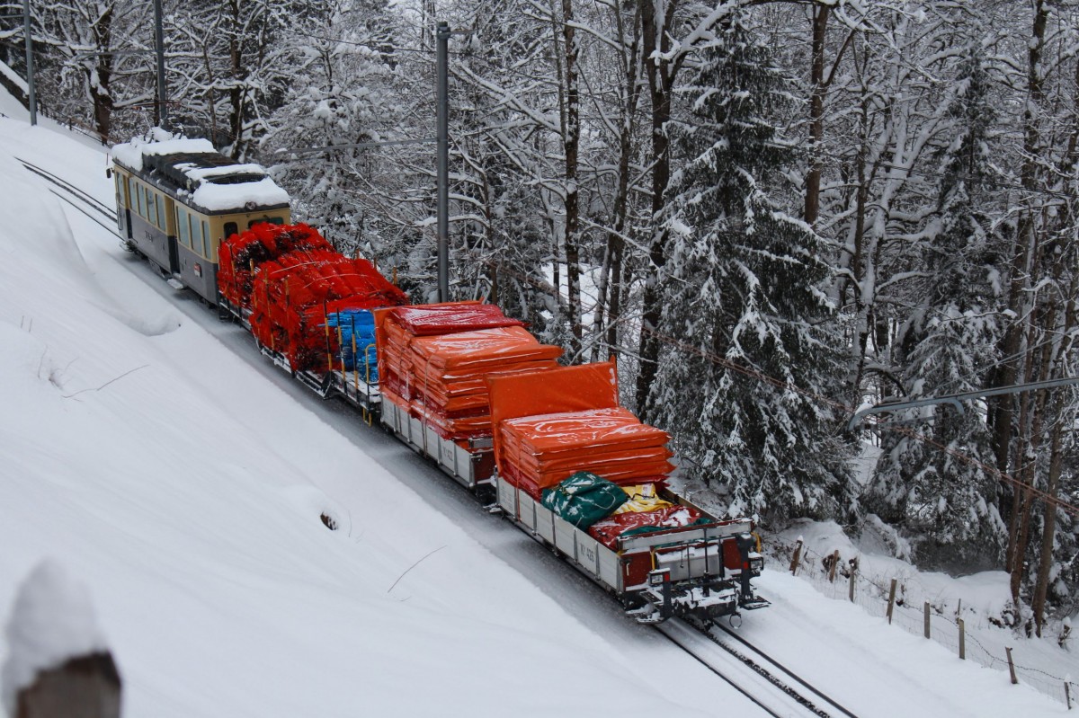 Wengernalpbahn-Güterzug mit Triebwagen 107 fährt Material von einem Skirennen ins Tal nach Lauterbrunnen hinunter, 27.Januar 2015. 