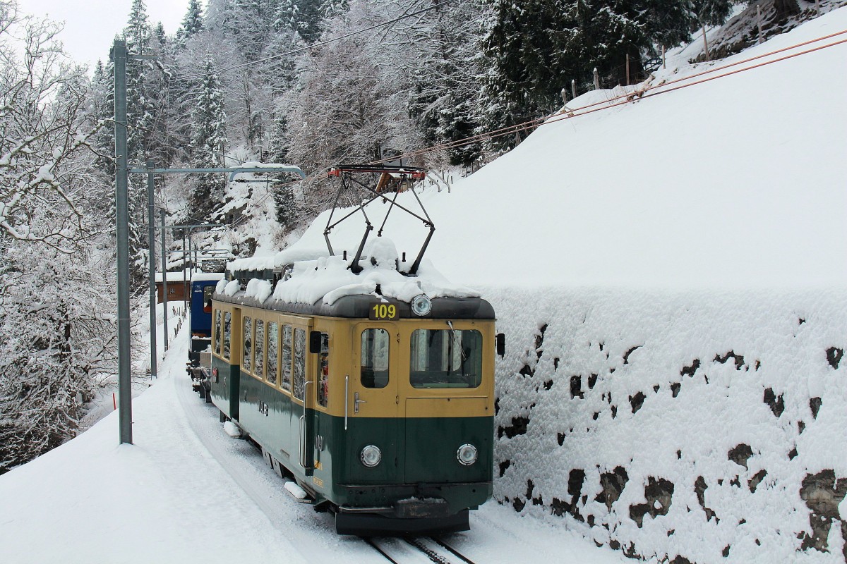 Wengernalpbahn-Güterzug mit Triebwagen 109 oberhalb Lauterbrunnen, 27.Januar 2015. 