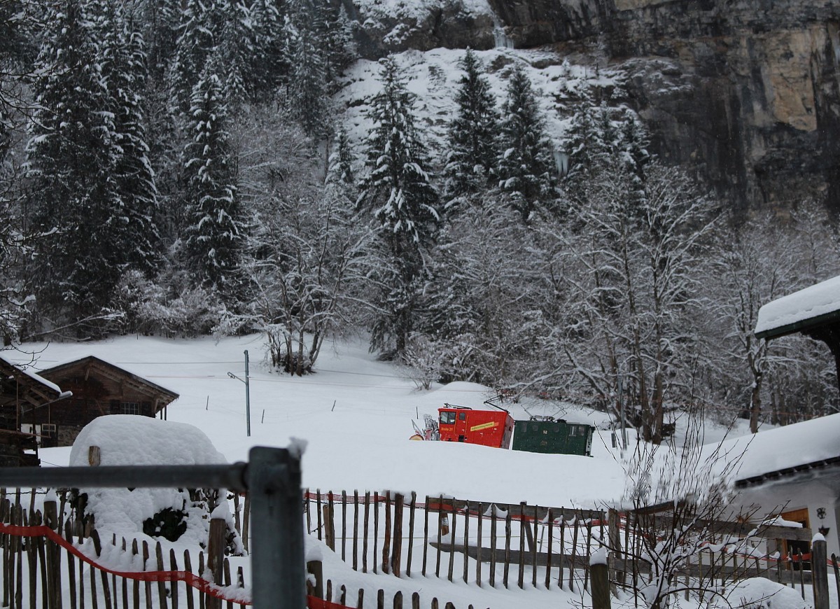 Wengernalpbahn Lok 52 ist noch aktiv und mit der neuen Schneeschleuder unterwegs, Lauterbrunnen 27.Januar 2015. 