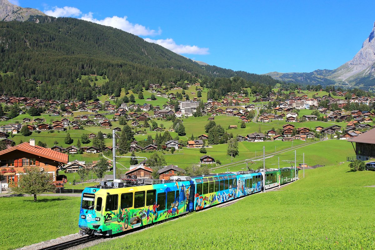 Wengernalpbahn Regelzug mit den beiden Panorama-Triebwagen 141 ( 125 Jahre Wengernalpbahn ) und 143, oberhalb Grindelwald Grund. 3.September 2019 