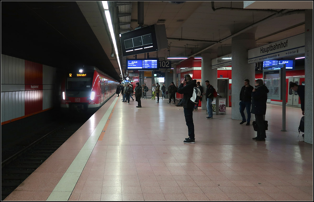 Wenig los in der Hauptverkehrszeit -

Trotz der relativ wenigen Fahrgästen aufgrund der Corona-Krise verkehren die S-Bahnen als Langzüge um den Passagieren doch einigermaßen Platz zur Einhaltung eines genügenden Abstandes zu geben. Auch werden die Türen zentral geöffnet, damit die Fahrgäste den Türdrücker nicht betätigen müssen. Allerdings fahren die S-Bahnen jetzt ganztags im Halbstundentakt, nachdem erst vor gar nicht langer Zeit der 15 Minuten-Takt auf fast den ganzen Tag ausgedehnt wurde.

Bei der Stuttgarter Stadtbahn wurde eine Taktreduzierung sogleich wieder zurückgenommen, da dadurch die Menschen zu dicht gedrängt unterwegs waren. 

Der S-Bahnhof Hauptbahnhof ist mein am häufigsten genutzter Bahnhof um in Stuttgart anzukommen oder von dort heimzufahren. Beim Fotografieren heute dort musste ich an Horst Lüdicke denken, der diese Station aufgrund ihres sonst üblichen Andranges eher meidet. So wie jetzt ist es auch um 17:30 Uhr überschaubar von der Menschenmenge.

Neu für mich war heute auch die Erfahrung mit Mundschutz unterwegs zu sein und zu fotografieren, was ich allerdings nur nebenbei machte, Grund der Fahrt war ein Termin in Stuttgart.

26.03.2020 (M)