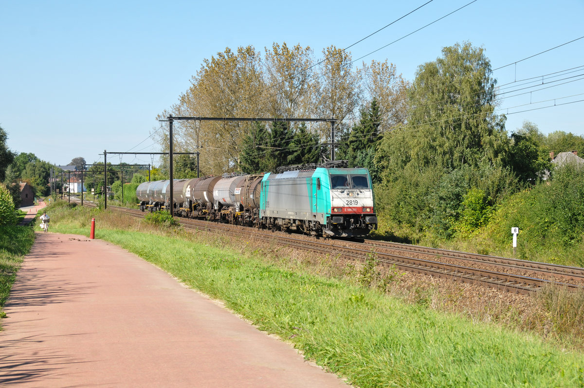 Wenig Mühe hatte Cobra-Lok 2819 mit den 6 Kesselwagen in der kleinen Steigung ausgangs von Hoeselt. Aufnahme vom 07/09/2016.