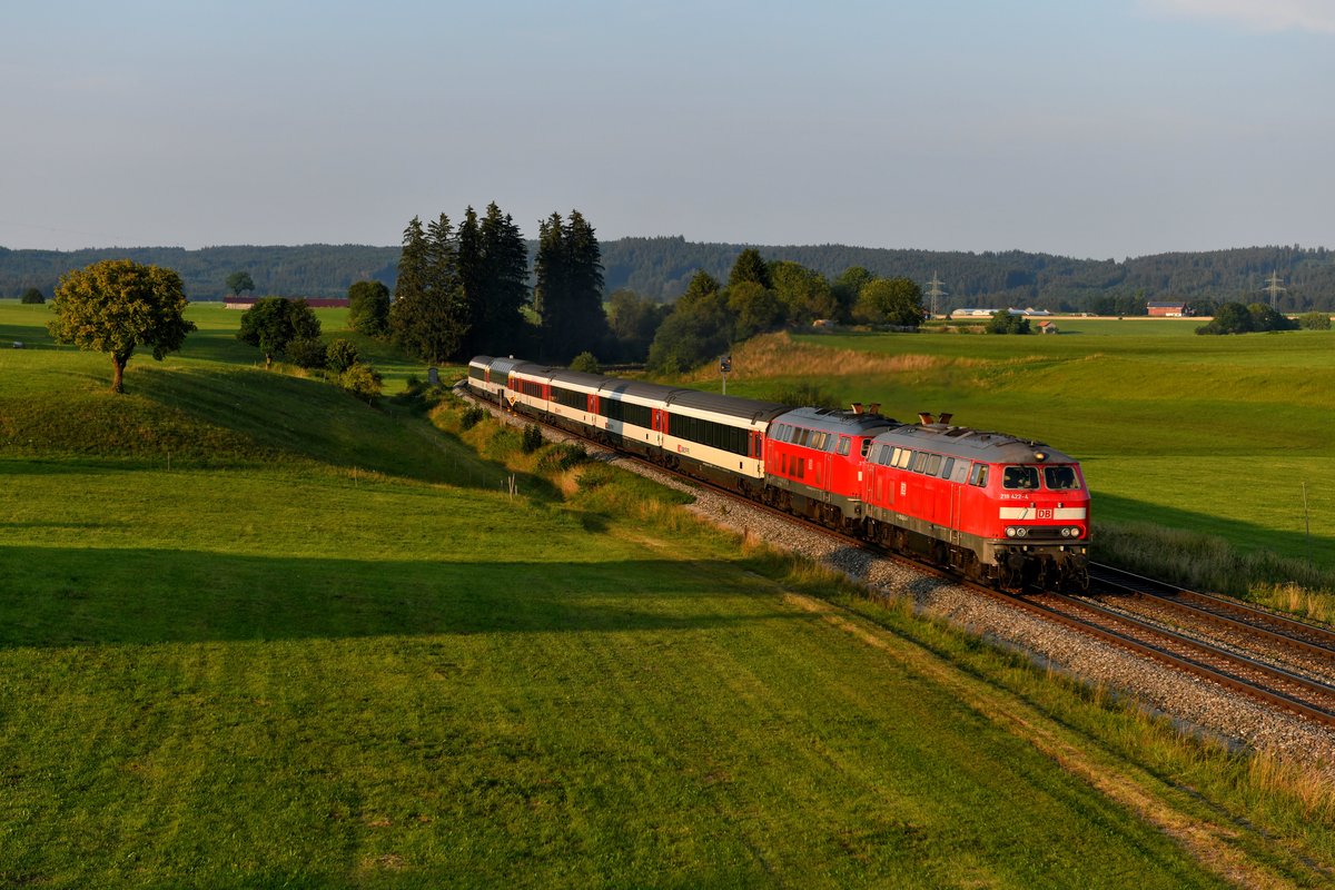 Wenige Augenblicke bevor die Sonne verschwand, passierten 218 422 und 430 mit ihrem EC 190 nach Zürich HB meinen Standpunkt am Sommerhof bei Görwangs. Mit ihrem Sechs-Wagen-Zug war die Steigung nach Günzach leicht zu bewältigen (03. August 2018).