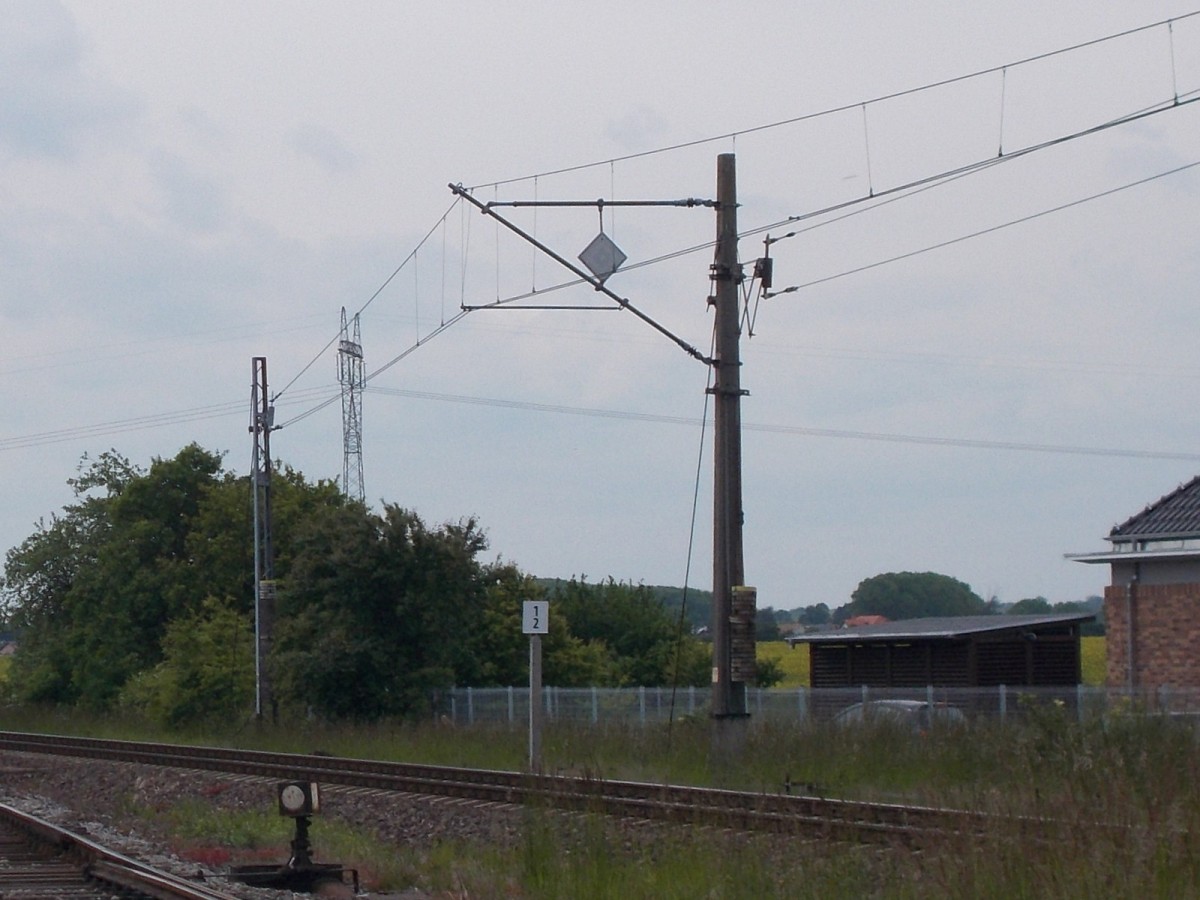 Wenige Kilometer vor der Grenze zu Deutschland steht der Abspannmast als letzter Fahrleitungsmast in Szczecin Gumience.Aufnahme vom 31.Mai 2015.