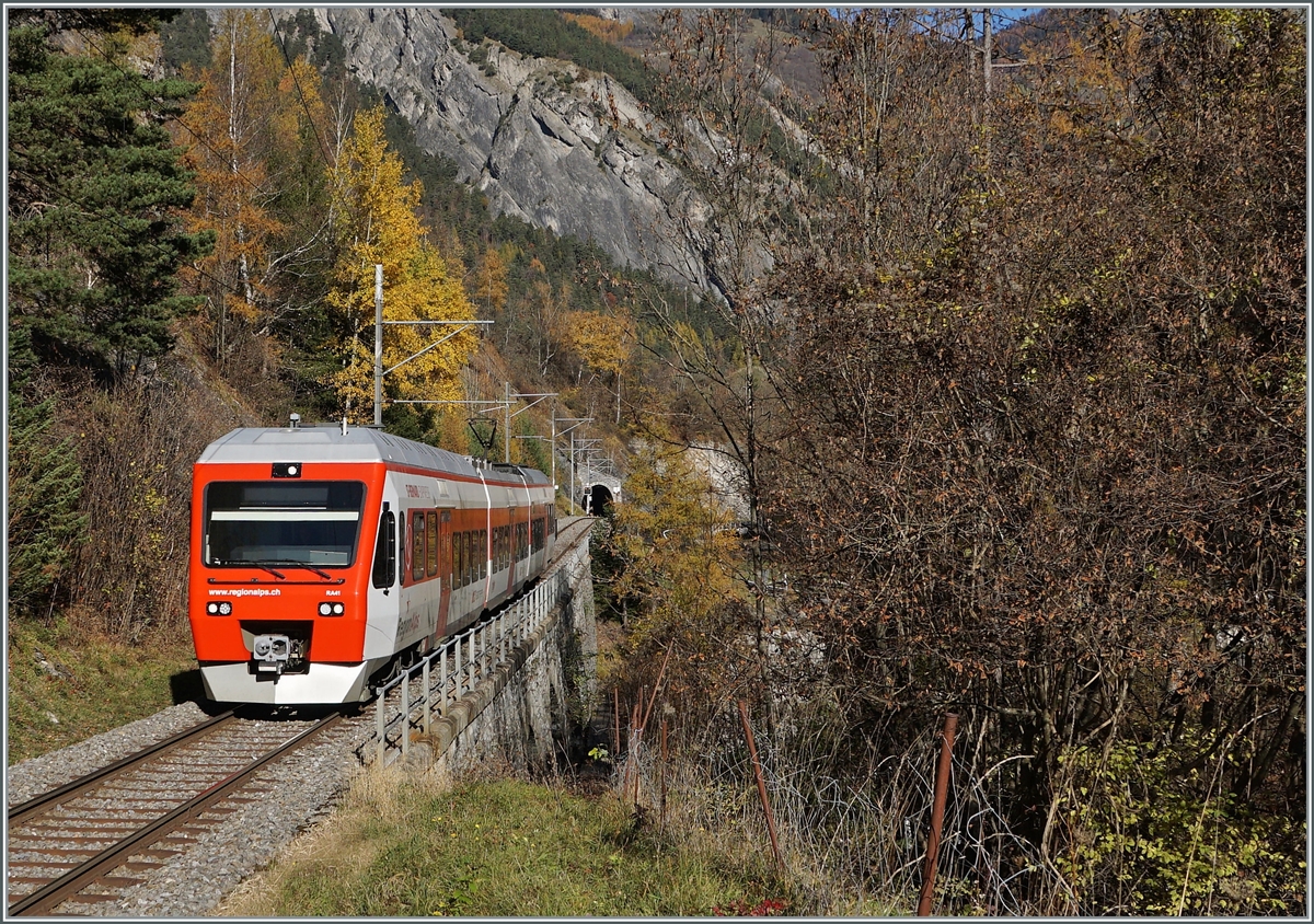 Wenige Minuten nach der Abfahrt in Sembrancher ist der TMR Region Alpes RABe 525 041 auf der Fahrt nach Orsières. Im Hintergrund, beim Tunneleingang ist das Einfahrvorsignal von Sembrancher zu erkennen. 


6. Nov. 2020