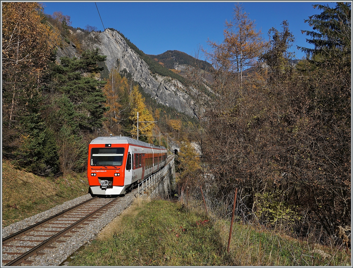 Wenige Minuten nach der Abfahrt in Sembrancher ist der TMR Region Alpes RABe 525 041 auf der Fahrt nach Orsières. Weit im Hintergrund ist beim Tunneleingang gerade noch das Einfahrvorsignal von Sembrancher zu erkennen. 

Für diese noch nicht sehr alten NINA Triebwagen hat die Region-Alps nun als Ersatz neune Flirt3 bestellt. 

6. Nov. 2020
