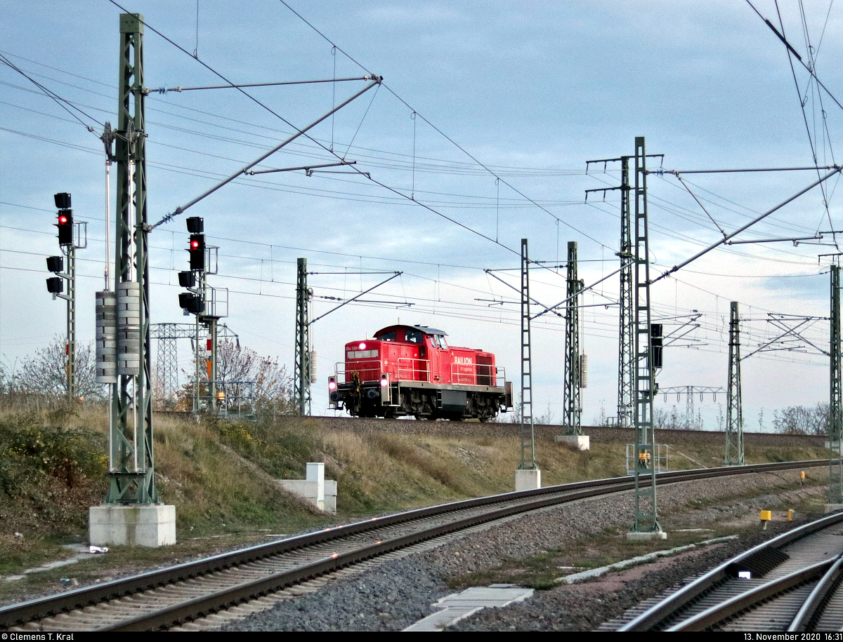 Wenige Minuten später fährt 294 820-6 (294 320-7 | 290 320-1 | DB V 90) über die beiden oberen Gütergleise zurück zur Zugbildungsanlage (ZBA) Halle (Saale).
Aufgenommen vom offenen Bahnübergang (Bü) Karl-von-Thielen-Straße.

🧰 DB Cargo
🕓 13.11.2020 | 16:31 Uhr